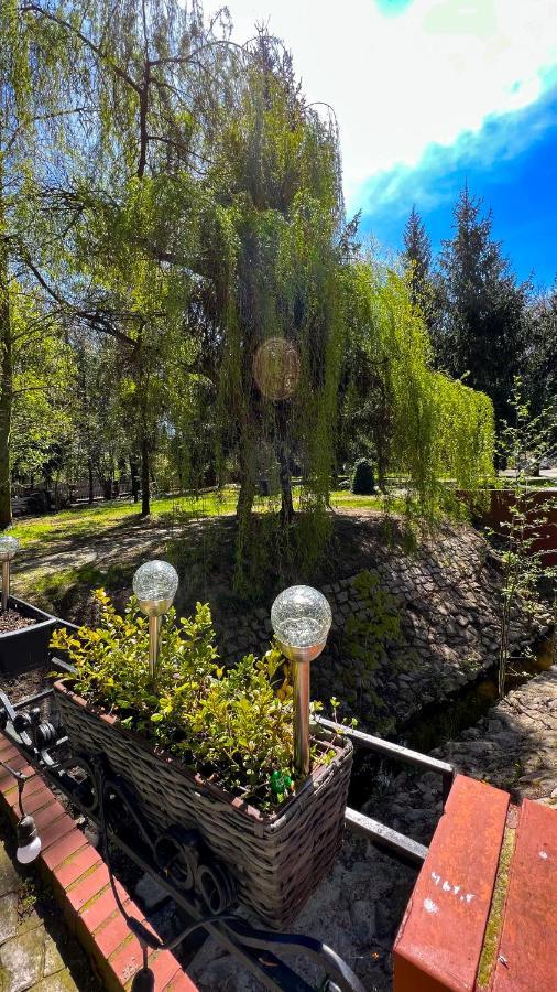 Szafirowy Dwor Hotel & Restauracja Gliwice Eksteriør bilde